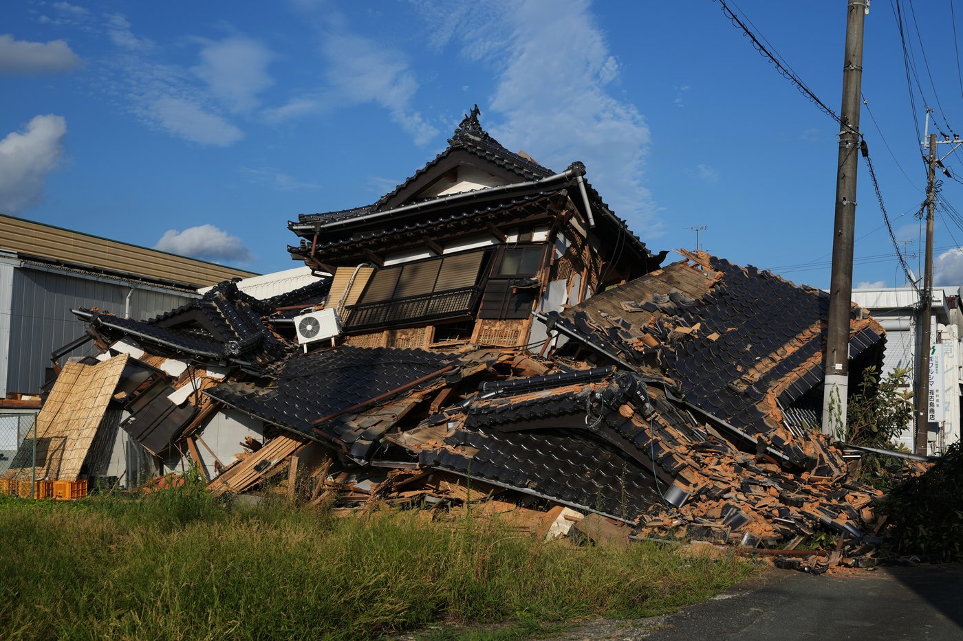 Photos show the aftermath of a damaging earthquake in southwestern Japan | iNhome