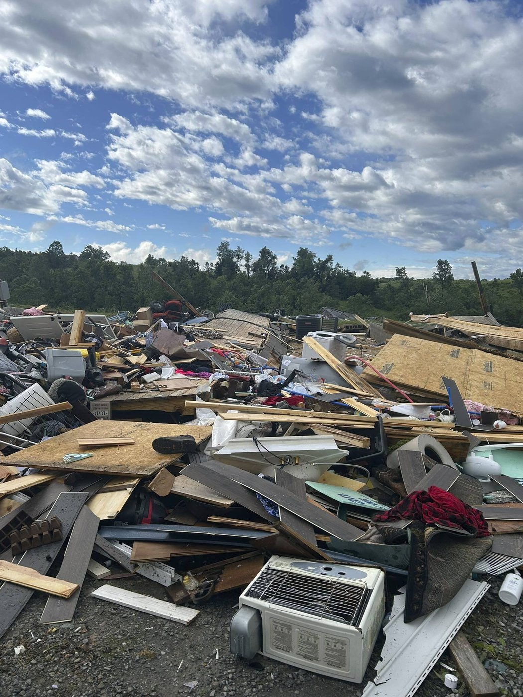 1 dead and several injured when storm rips through Kentucky community, authorities say | iNFOnews.ca 1 dead and several injured when storm rips through Kentucky community, authorities say | iNFOnews.ca