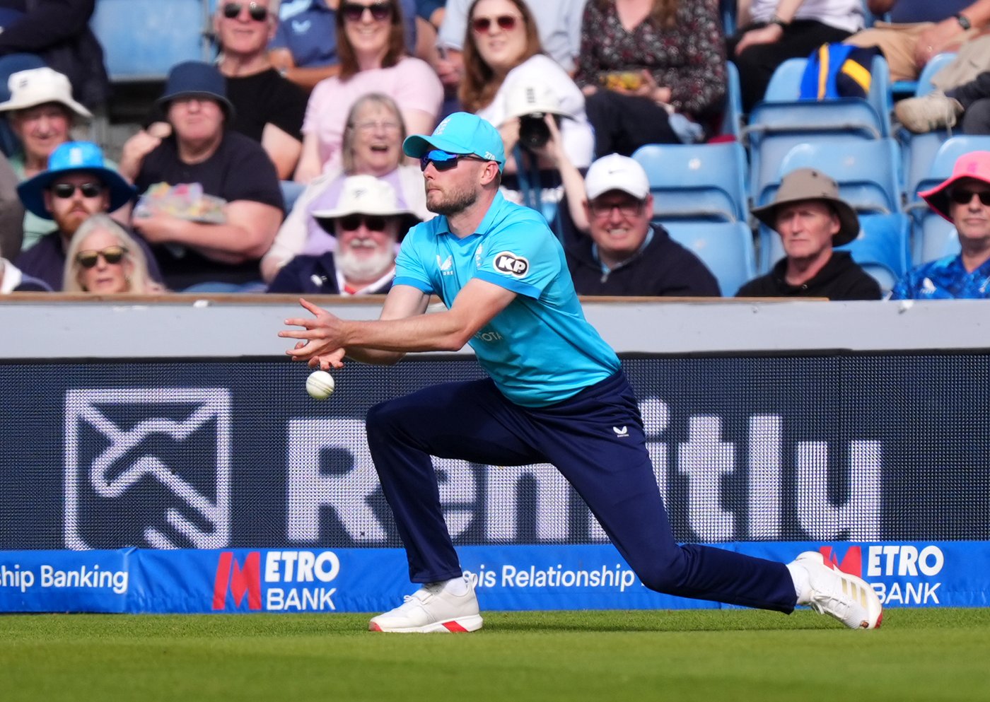 Sri Lanka beats England by 16 runs after 121 by captain Mendis to take ODI series to a decider | iNFOnews.ca