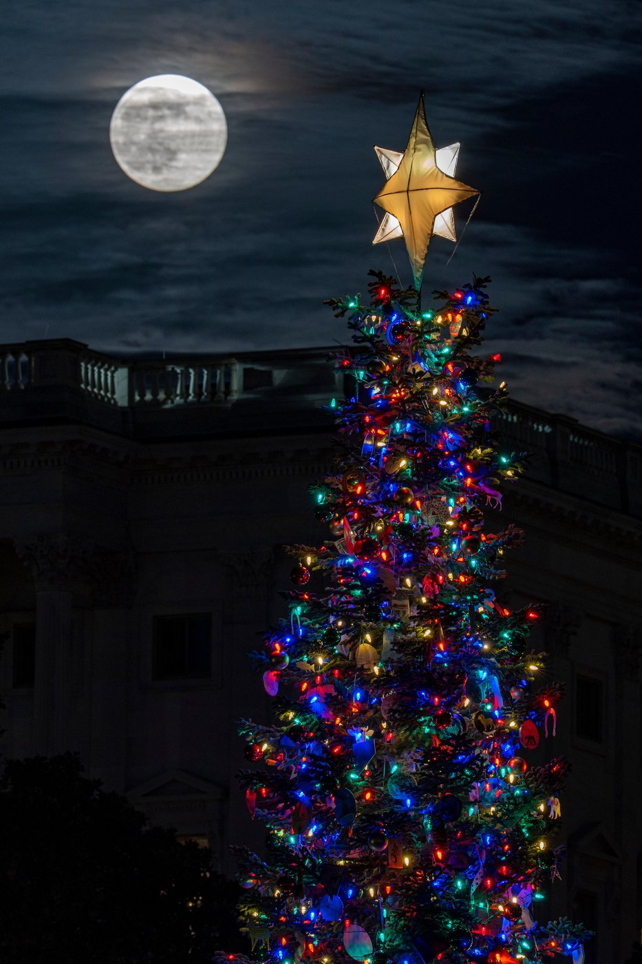 Photos show the last supermoon of the year shining in December skies | iNFOnews.ca