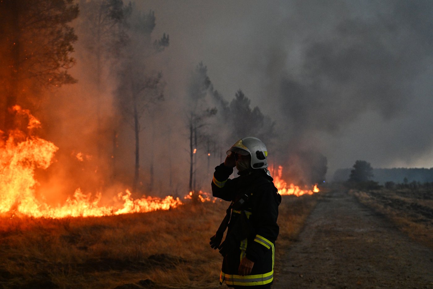 Macron calls crisis meeting as monster wildfires drive 250,000 from their homes | iNFOnews.ca Macron calls crisis meeting as monster wildfires drive 250,000 from their homes | iNFOnews.ca