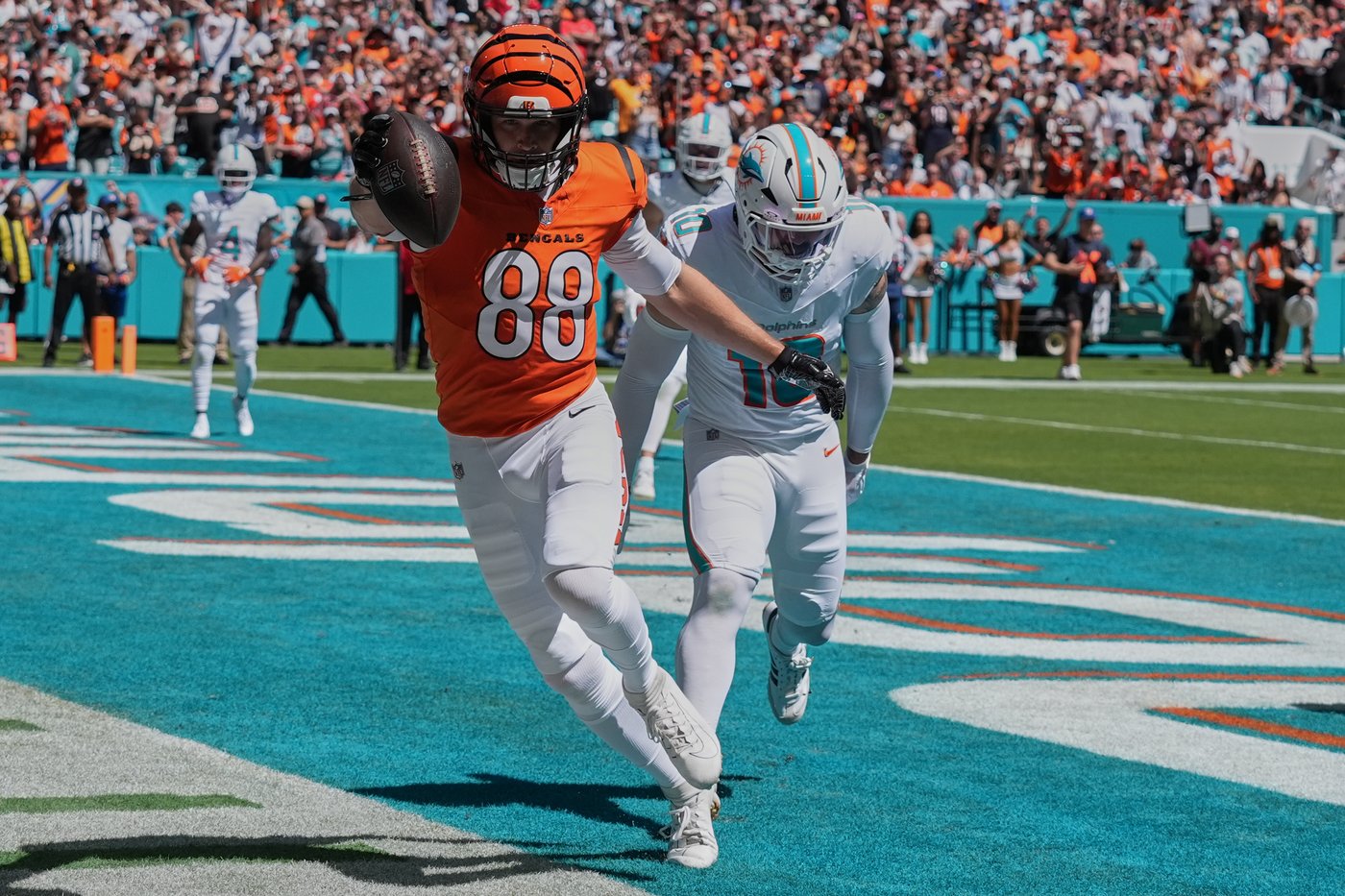 Burrow throws 4 TDs, Battle has pair of interceptions as Bengals beat Dolphins 31-24 | iNFOnews.ca