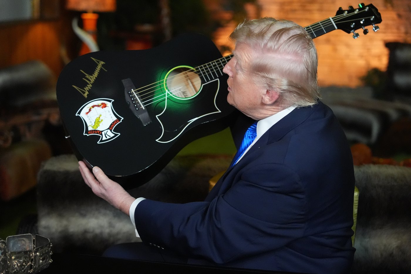 Trump makes a detour to Elvis Presley's Graceland in Memphis during Iran war and airport turmoil | iNFOnews.ca Trump makes a detour to Elvis Presley's Graceland in Memphis during Iran war and airport turmoil | iNFOnews.ca