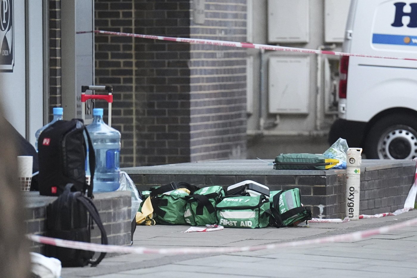 London stabbings leave 2 dead, 2 hospitalized, including suspect | iNFOnews.ca London stabbings leave 2 dead, 2 hospitalized, including suspect | iNFOnews.ca