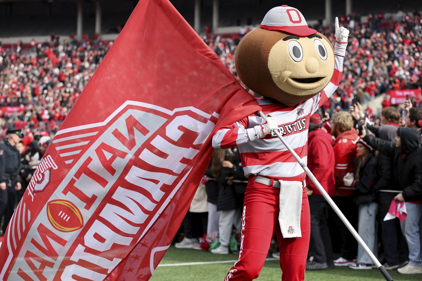 Brutus Buckeye finally gets revenge on Rufus the Bobcat during Ohio State-Ohio U game | iNFOnews.ca Brutus Buckeye finally gets revenge on Rufus the Bobcat during Ohio State-Ohio U game | iNFOnews.ca