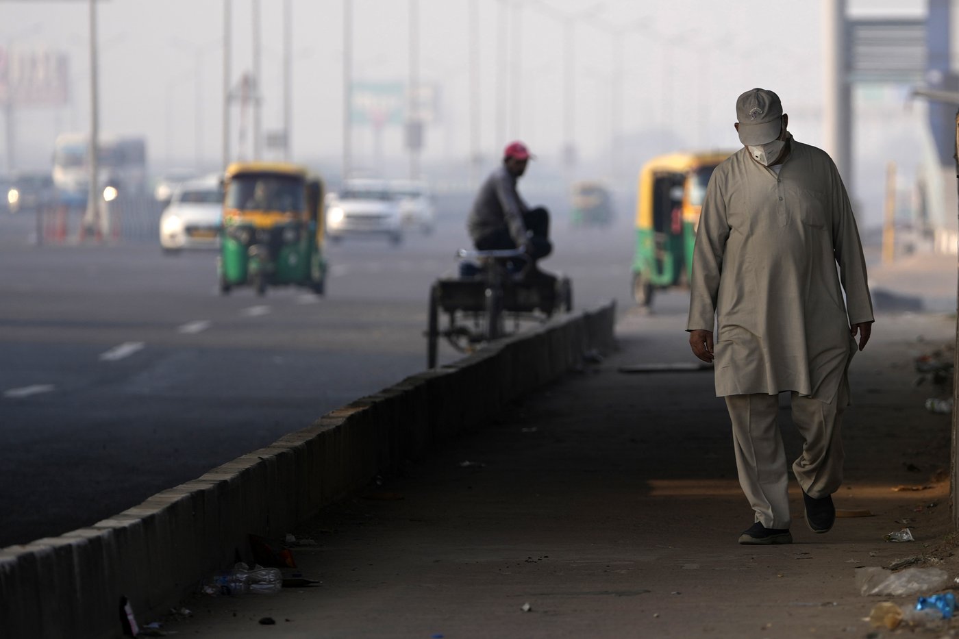 Toxic smog cloaks India's capital as Diwali firecrackers push air pollution to hazardous levels | iNFOnews.ca