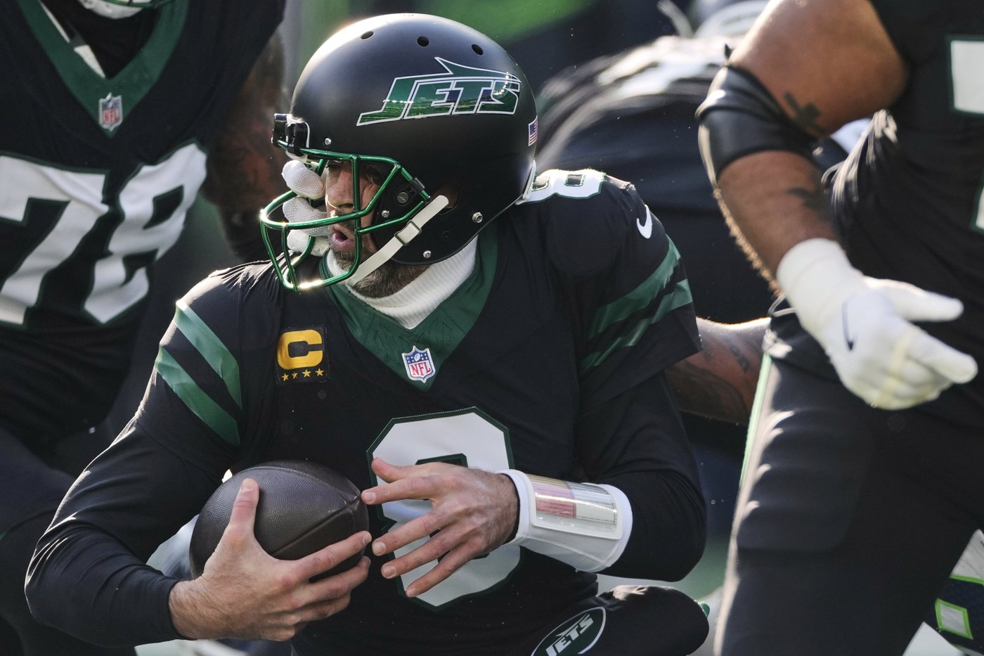 Jets are sticking with struggling Aaron Rodgers as their starting quarterback | iNFOnews.ca