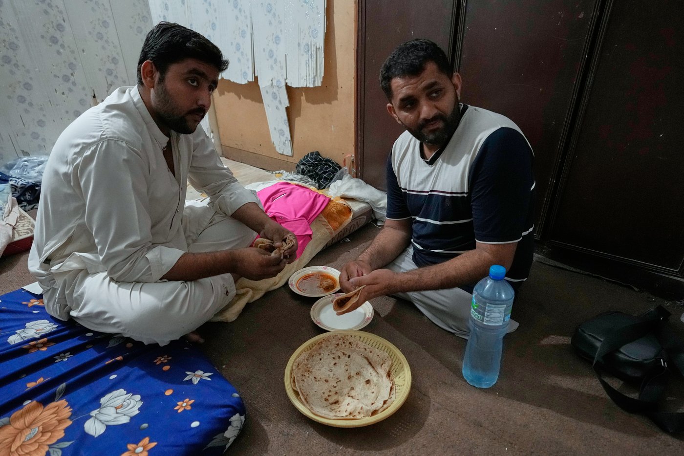 An accident took his legs. He adapted his motorcycle and delivers meals across Islamabad, in photos | iNFOnews.ca