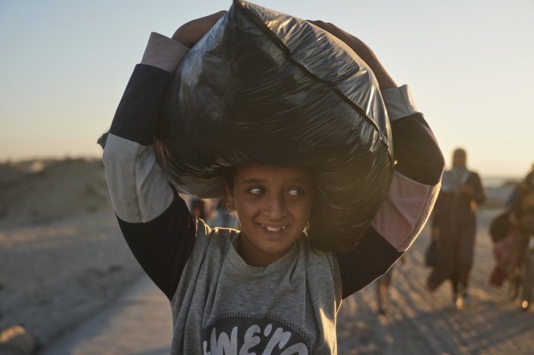 Returning to ruins: photos of Palestinian families going home | iNFOnews.ca