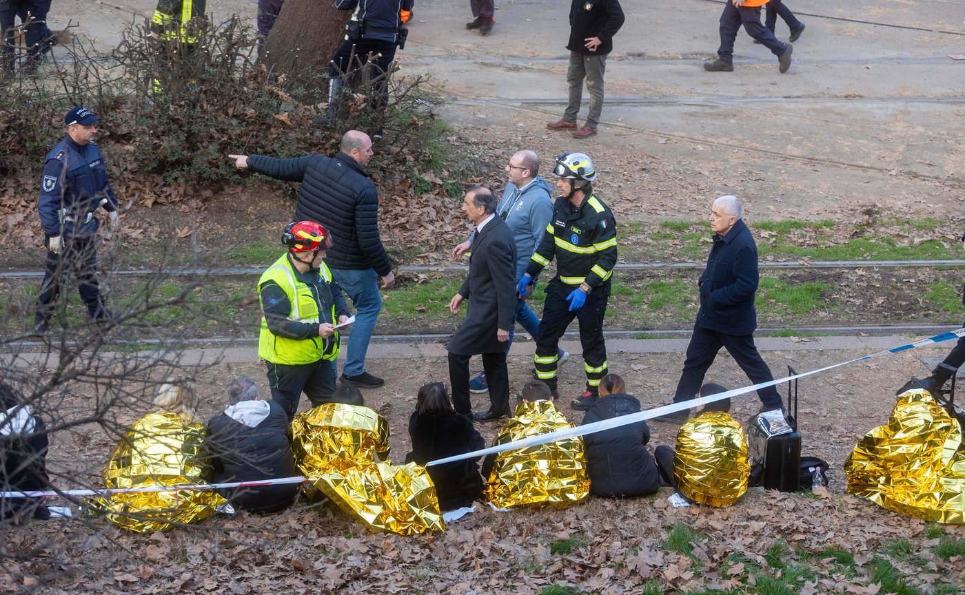 Milan tram derails and slams into a building, killing two people | iNFOnews.ca Milan tram derails and slams into a building, killing two people | iNFOnews.ca