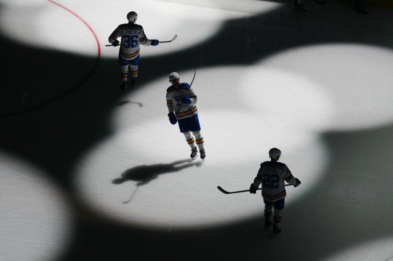 Blues forward Alexy Toropchenko leaves season opener with apparent shoulder injury | iNFOnews.ca