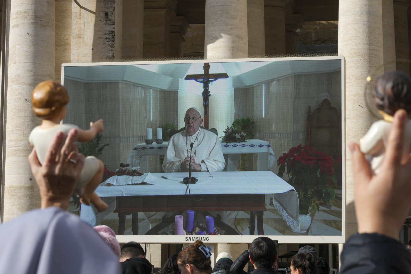 Pope Francis calls for a ceasefire on all fronts in his prayer ahead of Christmas | iNFOnews.ca