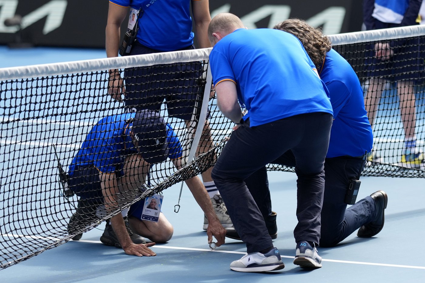 There's a screw loose at the Australian Open: Sinner's match against Rune delayed by a net problem | iNFOnews.ca