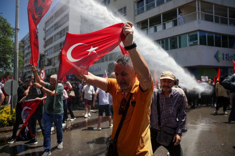 Turkish riot police use water cannons ahead of deposed opposition leader’s speech to rally | iNFOnews.ca