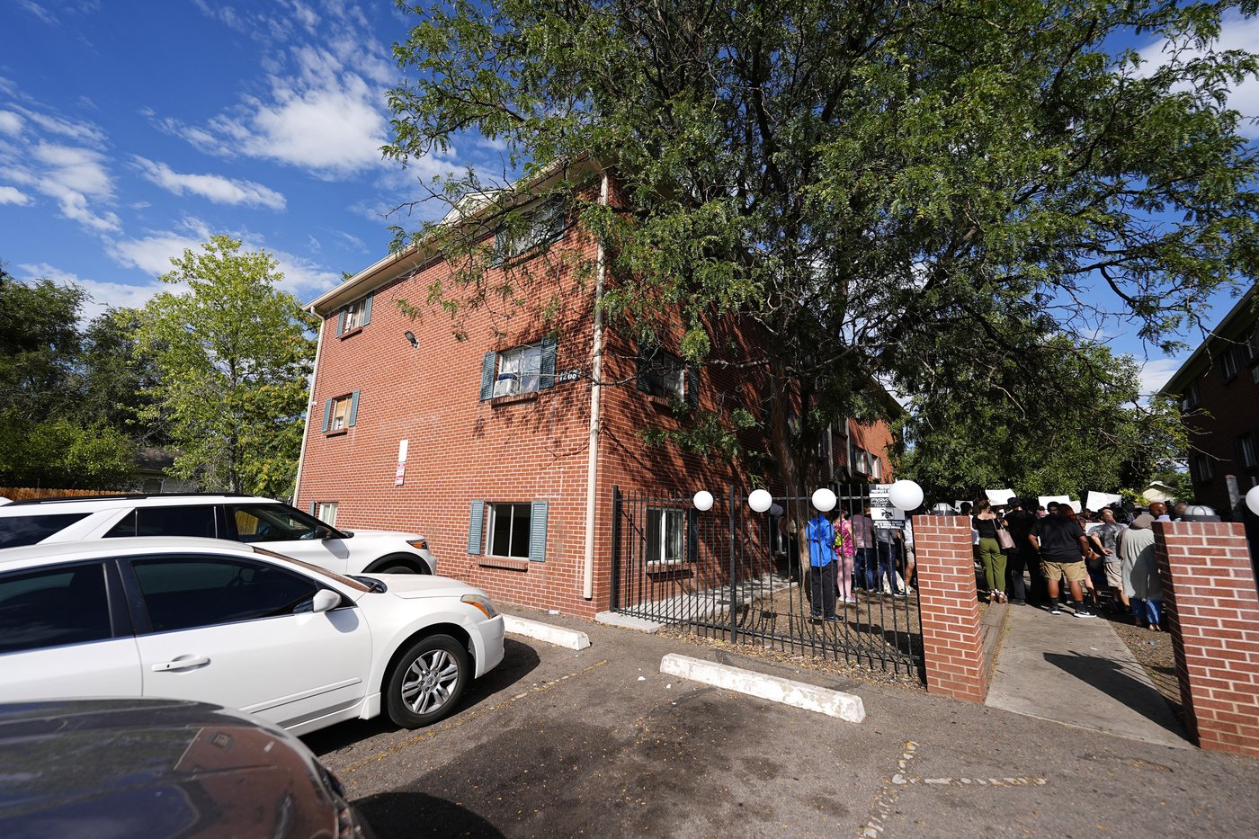 Colorado apartment complex where armed gang members were seen on video will be closed | iNFOnews.ca