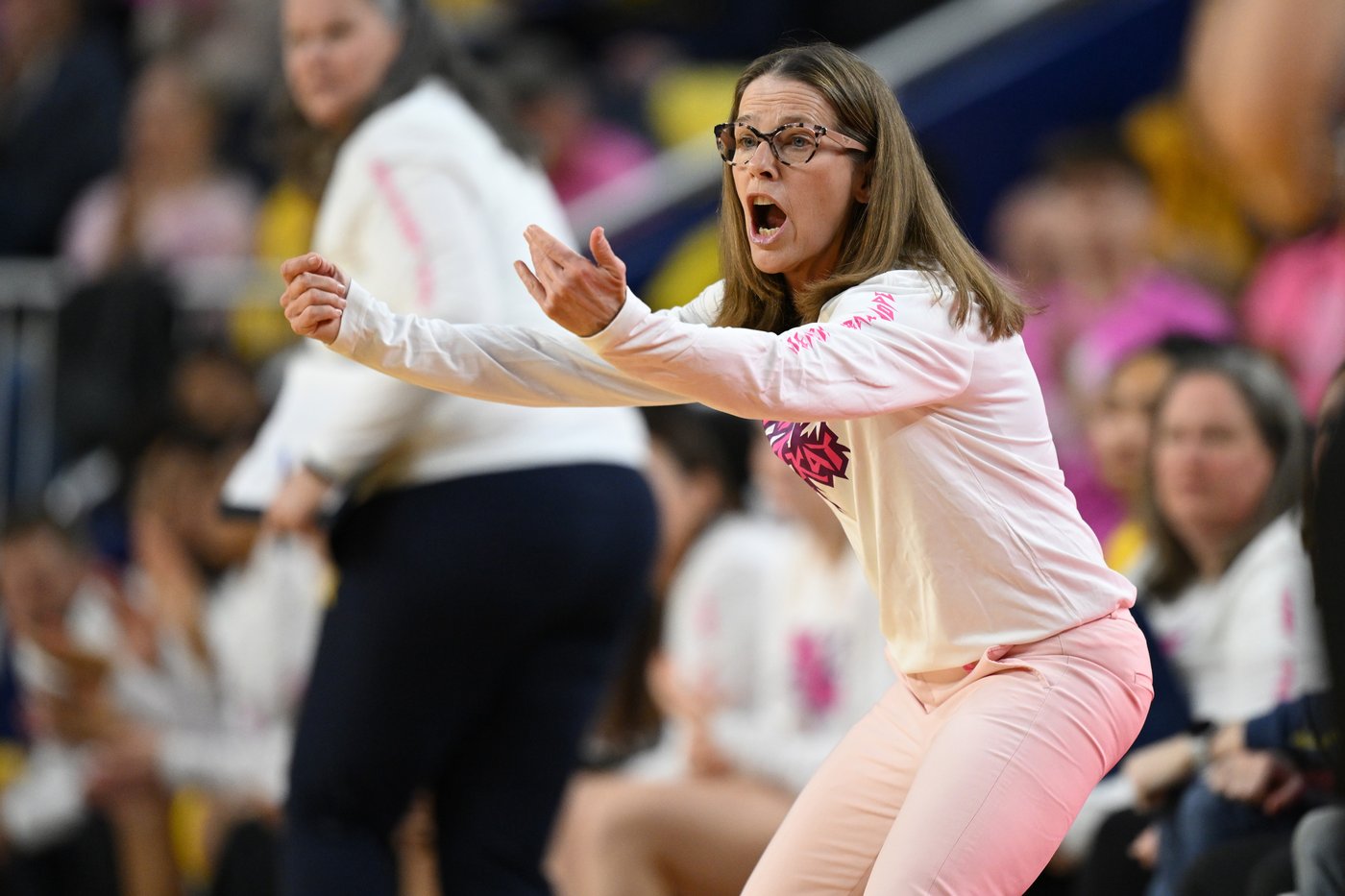 Lauren Betts leads No. 2 UCLA to 69-66 win over No. 8 Michigan, takes 2-game lead in Big Ten race | iNFOnews.ca
