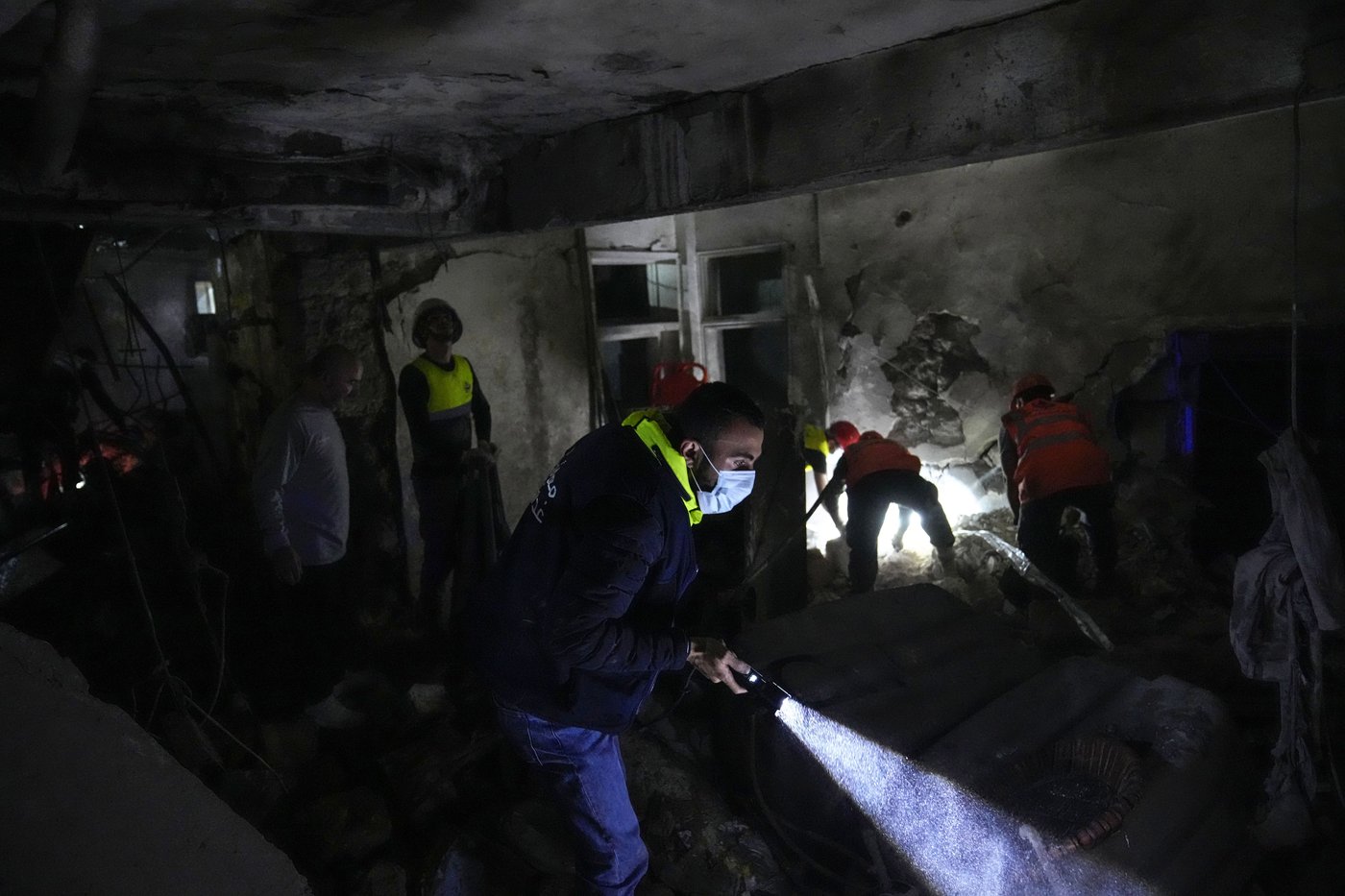 Israeli airstrike hits central Beirut near key government buildings and embassies | iNFOnews.ca
