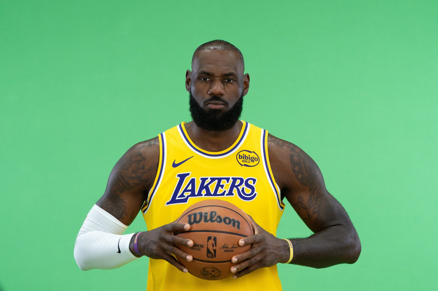 LeBron misses Lakers' first practice of training camp due to minor injury, focus on long-term health | iNFOnews.ca