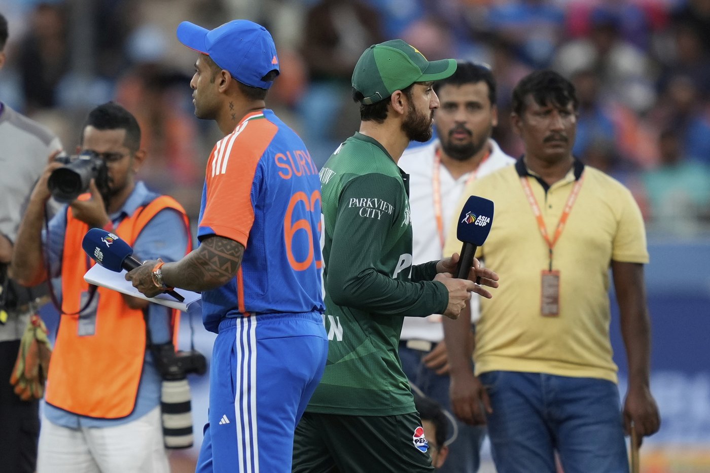 No handshakes between India and Pakistan players as political tension spills onto cricket field | iNFOnews.ca No handshakes between India and Pakistan players as political tension spills onto cricket field | iNFOnews.ca
