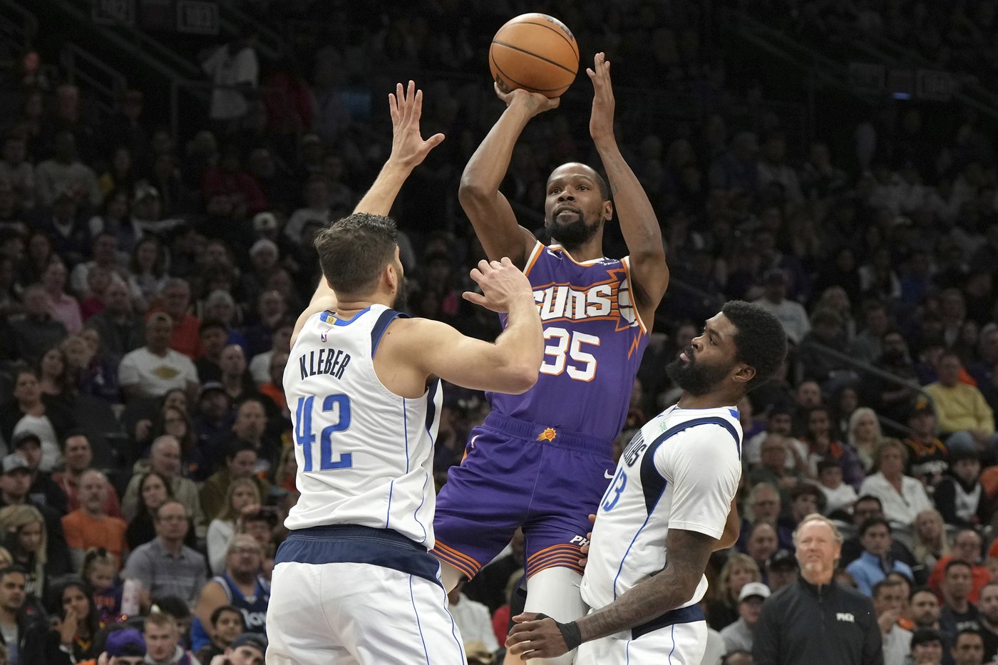 Kyrie Irving scores 20, Mavs win first game after Doncic's injury by beating the Suns 98-89 | iNFOnews.ca