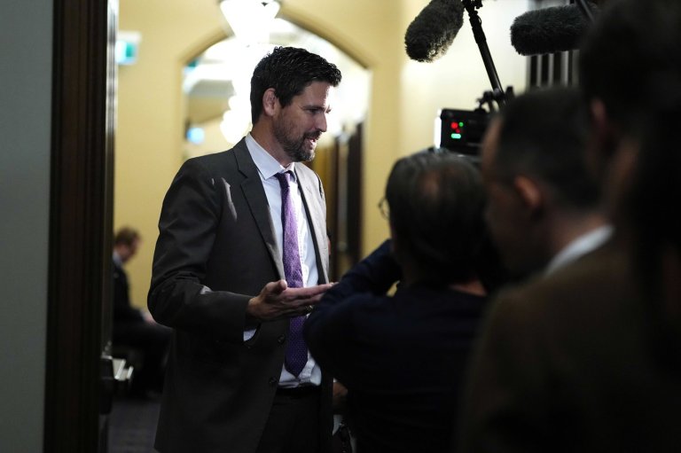 Social media ban for under-16s consistent with Charter, government says | iNFOnews.ca