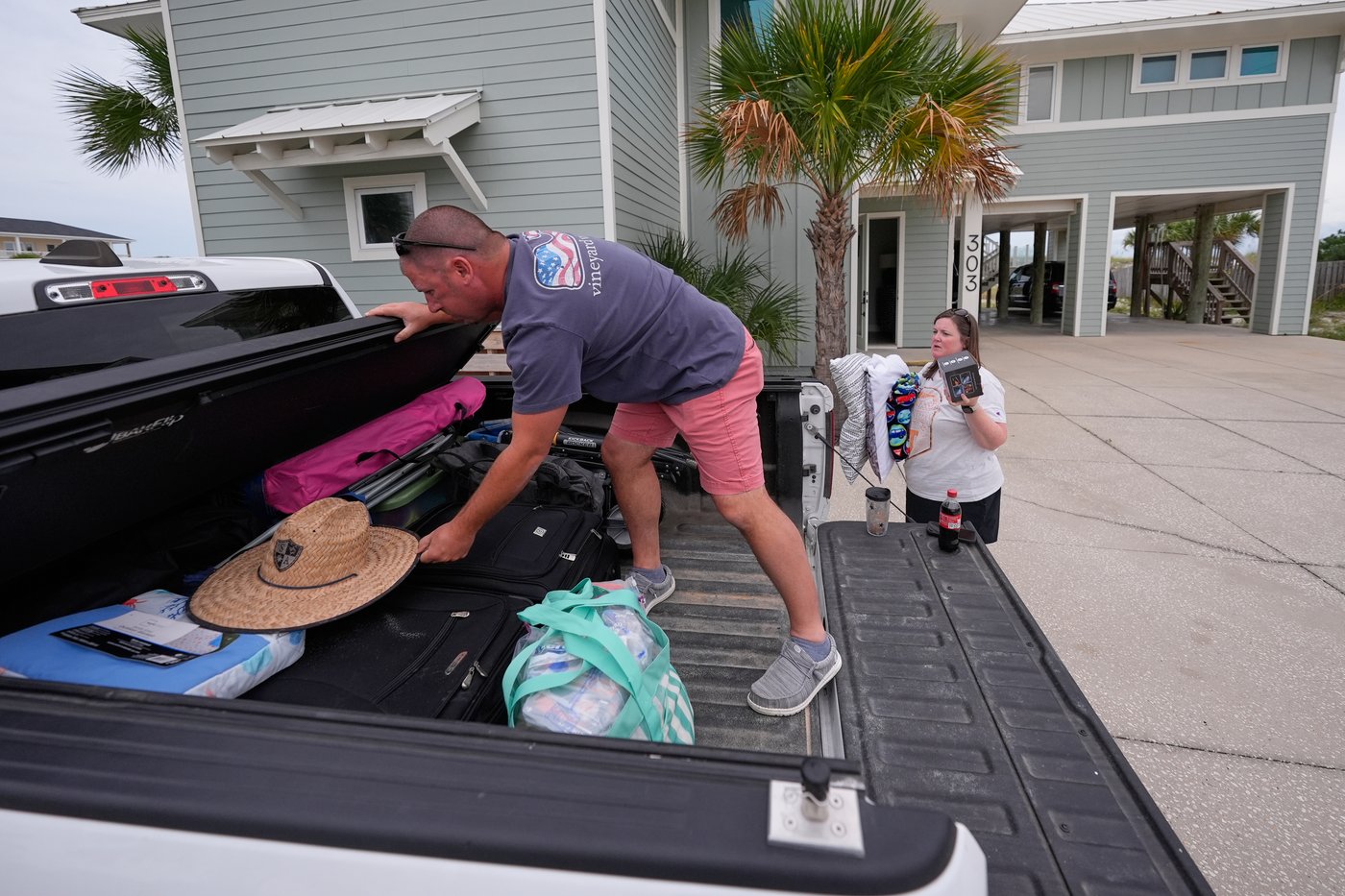 Residents board up windows and National Guard troops deploy as Hurricane Isaias nears US Gulf Coast | iNFOnews.ca