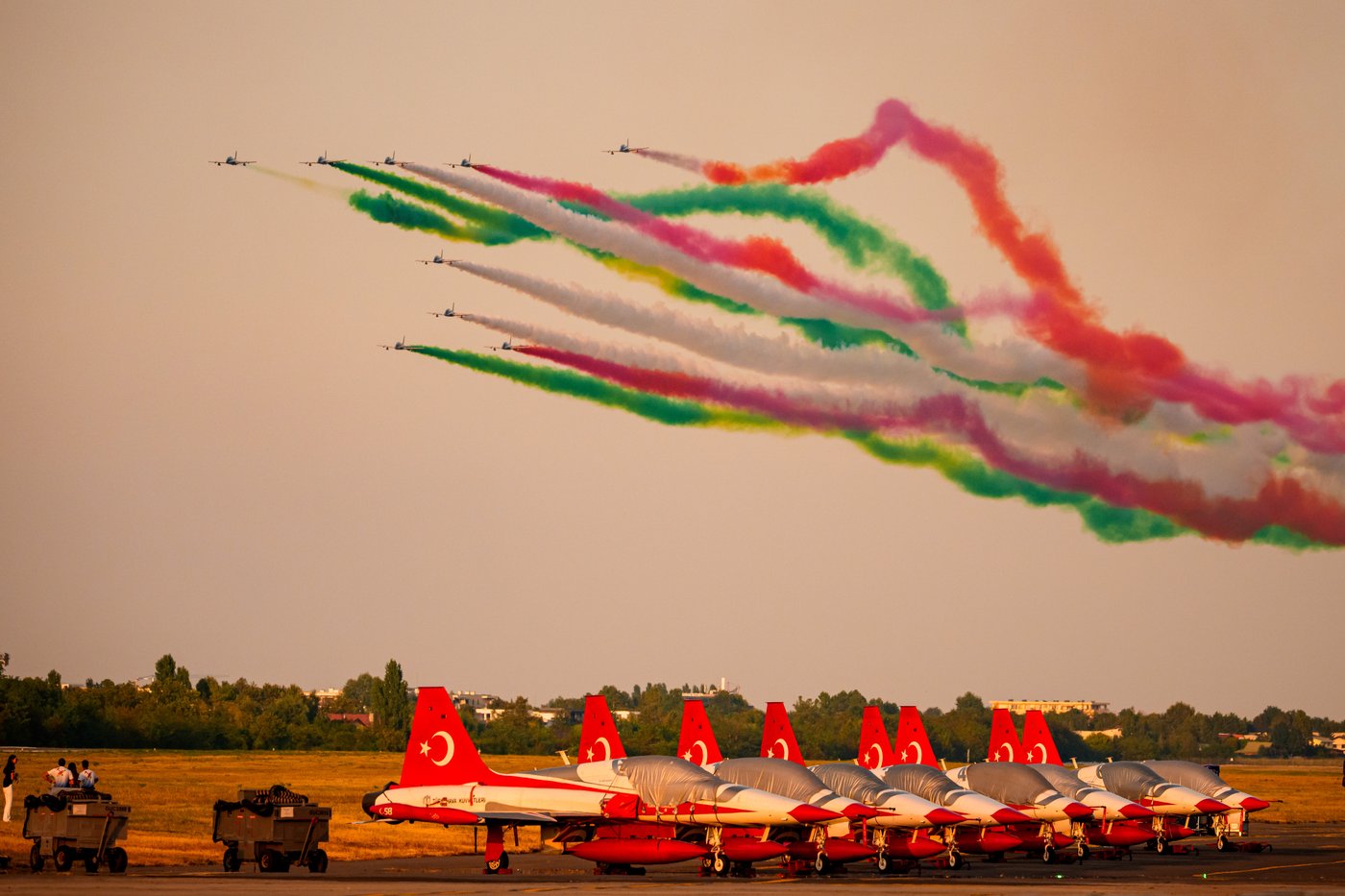 Aircraft and aerobatics dazzle at Bucharest air show, in photos | iNFOnews.ca