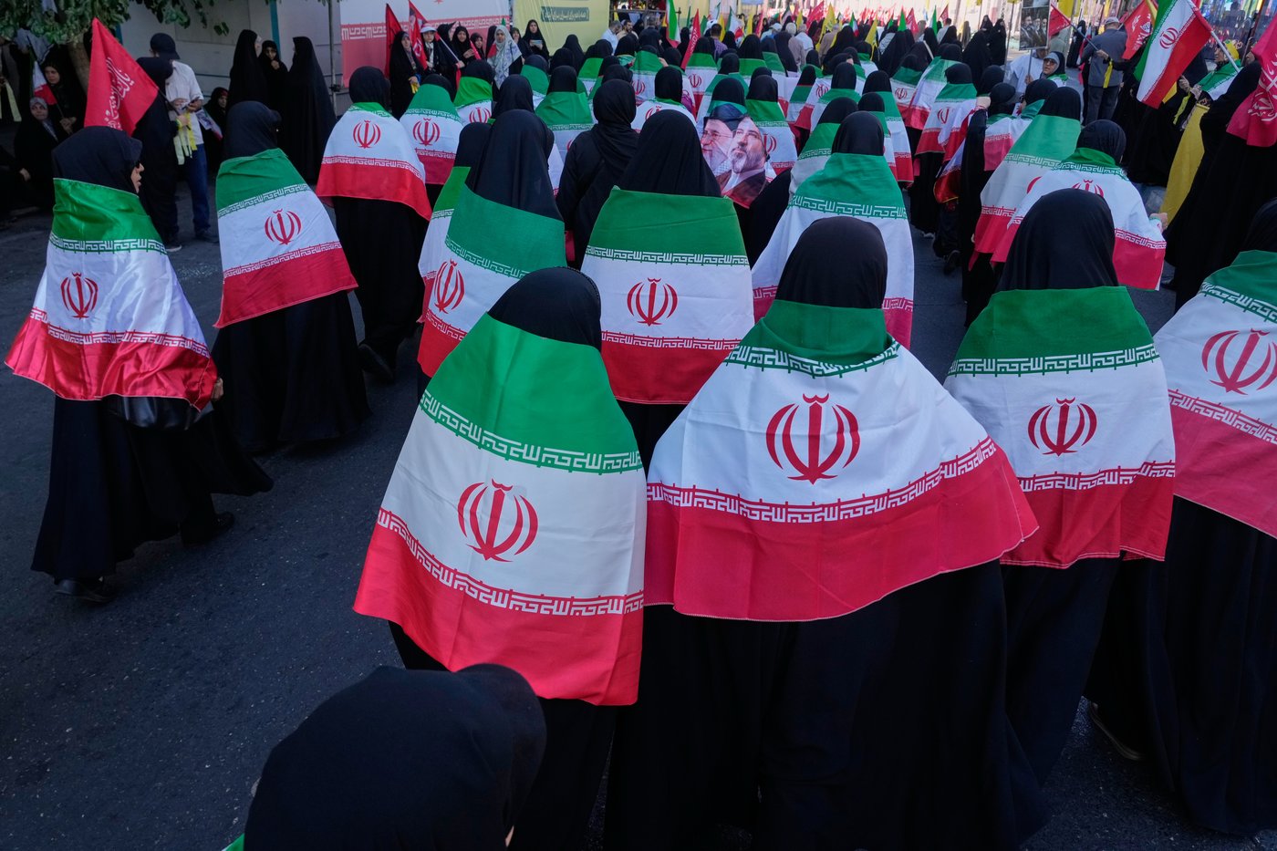 Iran stages massive Tehran rally as volunteers pledge to take up arms, in photos | iNFOnews.ca