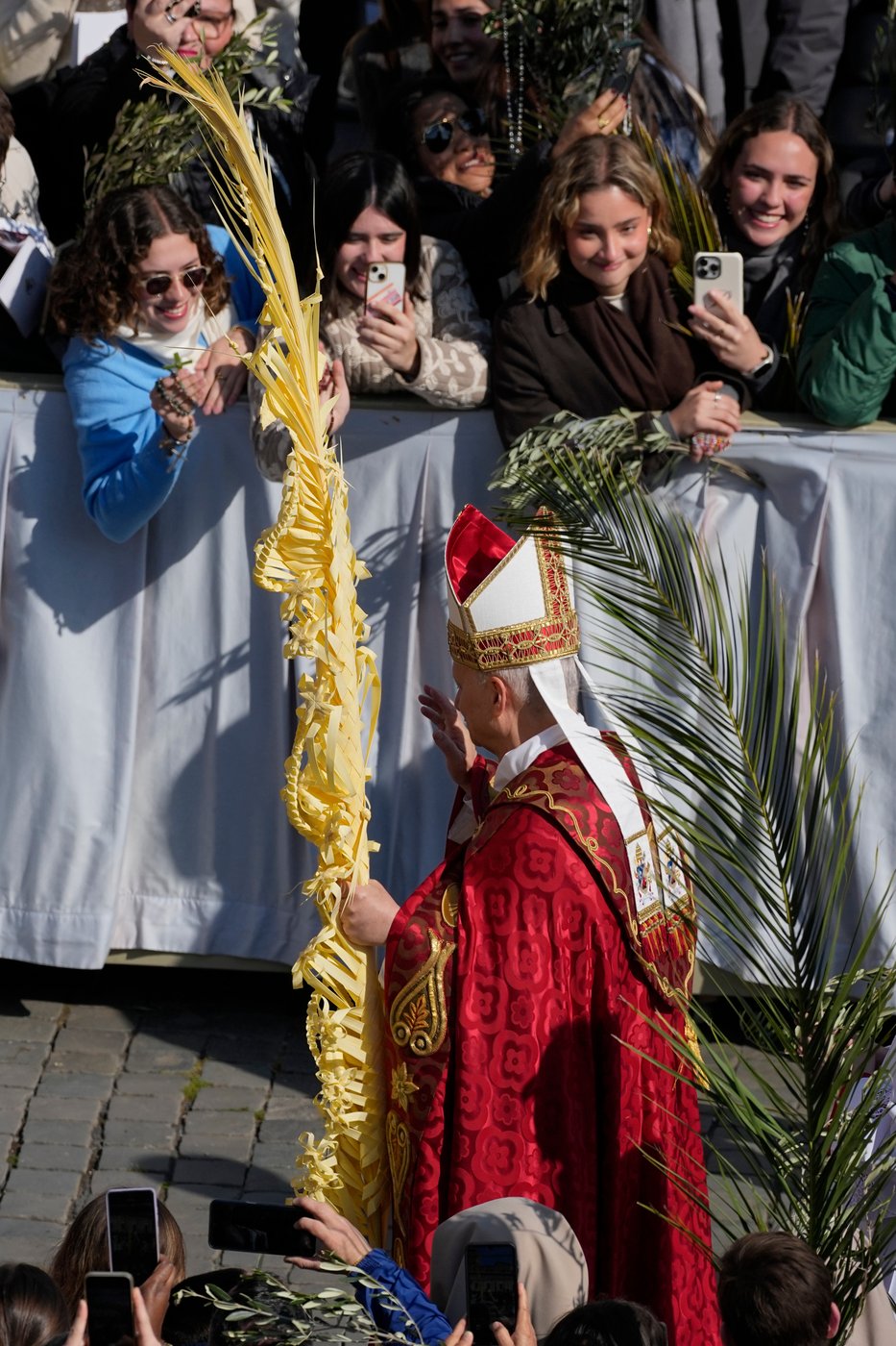 Pope Leo XIV opens Holy Week with Palm Sunday that recalls final days of Pope Francis' life | iNFOnews.ca