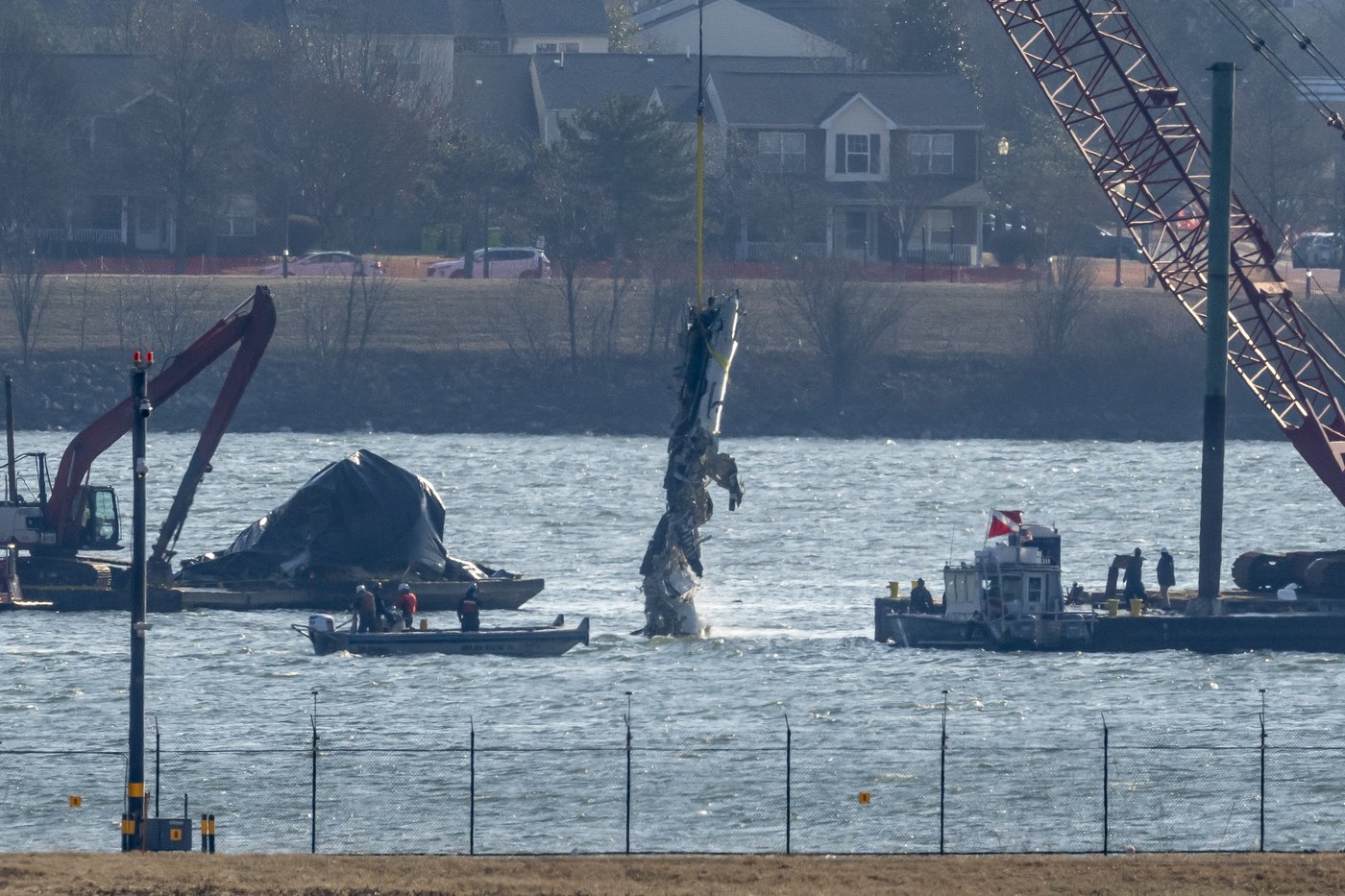 Recovery work resumes at the site of the deadly plane and chopper collision near Washington | iNFOnews.ca