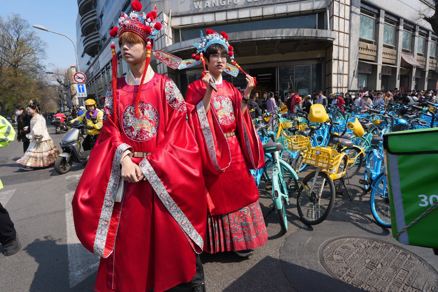 Dressing visitors in ancient China's imperial splendor is booming in Beijing | iNFOnews.ca Dressing visitors in ancient China's imperial splendor is booming in Beijing | iNFOnews.ca