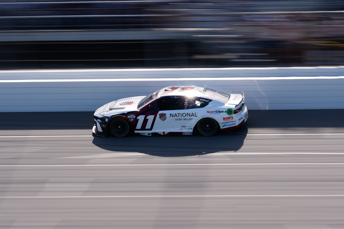 Denny Hamlin goes back to front again to win NASCAR race at Michigan, tie Kyle Busch on win list | iNFOnews.ca