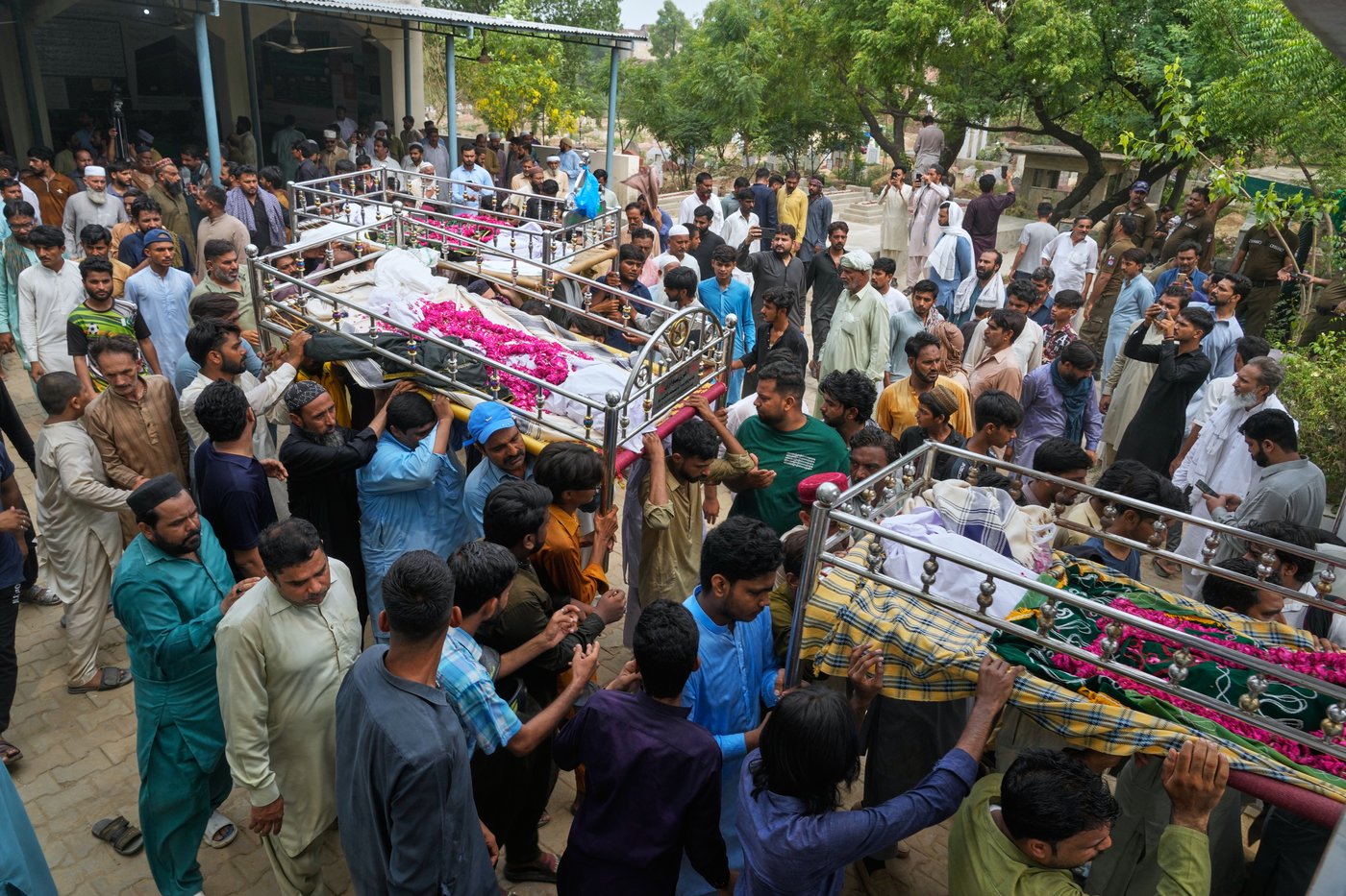 Mourners attend funerals for 14 Pakistani children killed in tutoring center roof collapse | iNFOnews.ca