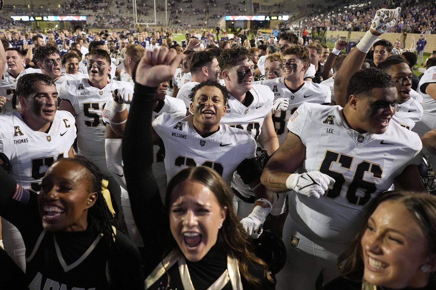 Hellums accounts for 3 TDs, scores with 2:52 left to push Army past Kansas State 24-21 | iNFOnews.ca