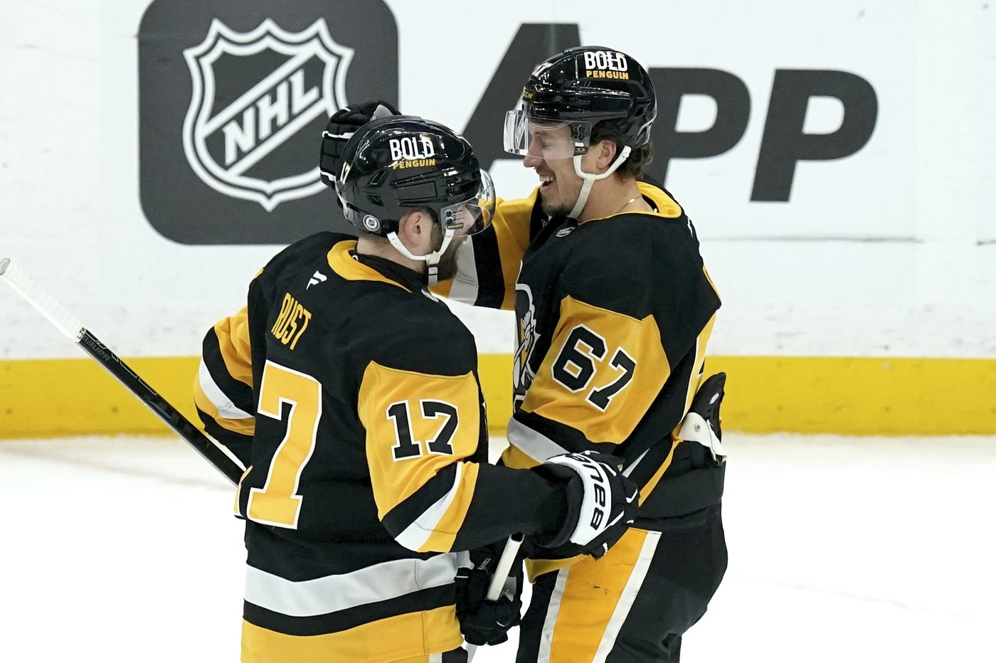 Crosby ties Lemieux's franchise assists record, leads Penguins past Flyers 7-3 | iNFOnews.ca