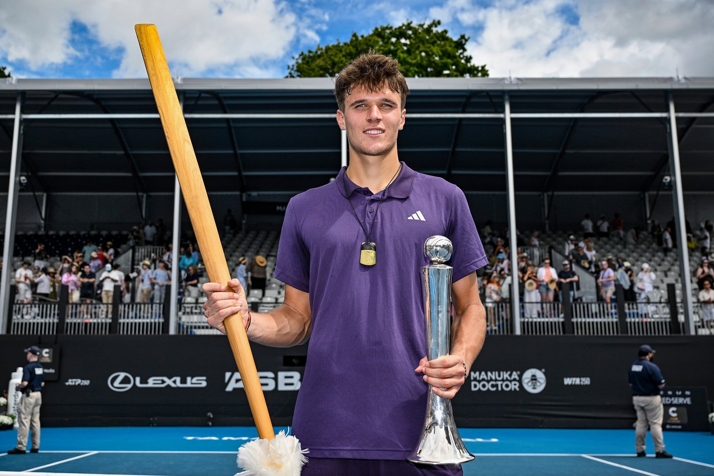 Jakub Mensik heads to the Australian Open after winning the singles title in Auckland | iNFOnews.ca