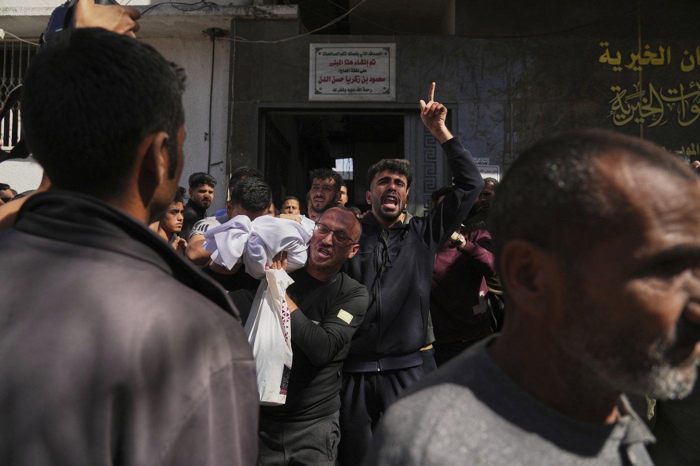 Strikes across Gaza kill at least 92 as Israel prepares to ramp up its offensive | iNFOnews.ca Strikes across Gaza kill at least 92 as Israel prepares to ramp up its offensive | iNFOnews.ca