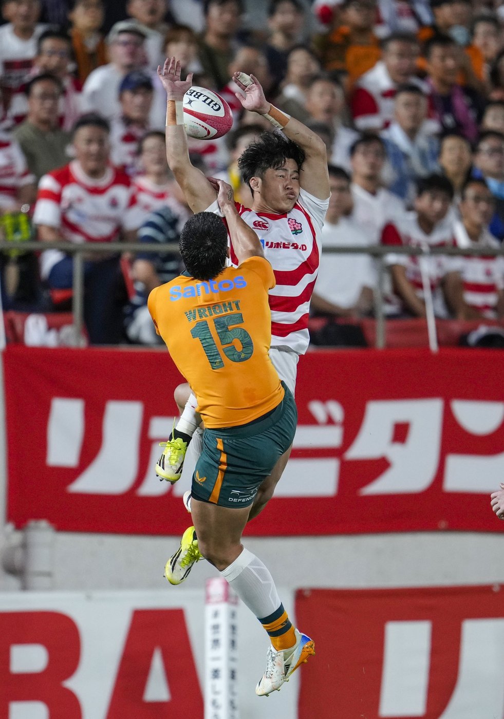 Australia survives red card and Japan rally for a 35-32 win in Les Kiss debut | iNFOnews.ca Australia survives red card and Japan rally for a 35-32 win in Les Kiss debut | iNFOnews.ca
