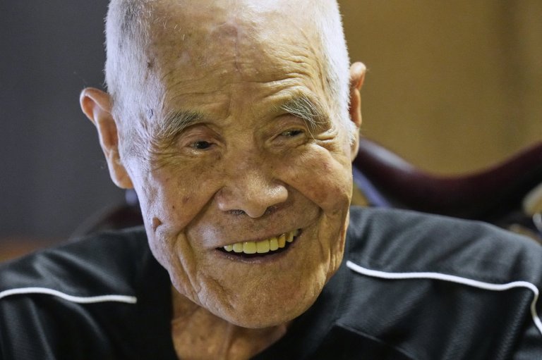Japanese man becomes oldest to summit Mount Fuji at 102 with help from his family | iNFOnews.ca