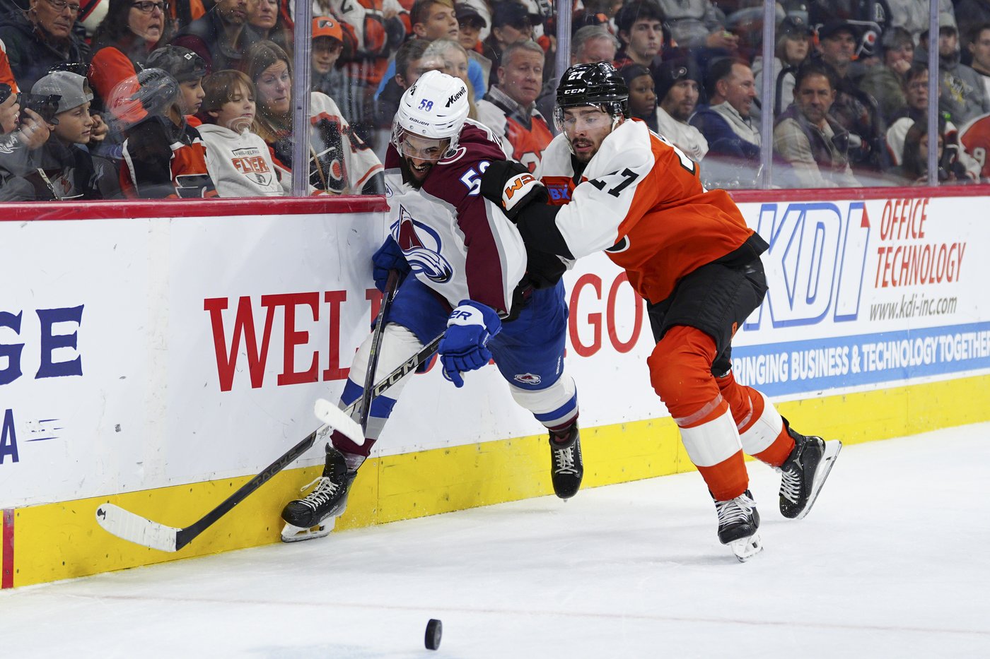 Makar scores 2 goals to lift Colorado past Flyers 3-2 in game marred by injured referee | iNFOnews.ca Makar scores 2 goals to lift Colorado past Flyers 3-2 in game marred by injured referee | iNFOnews.ca