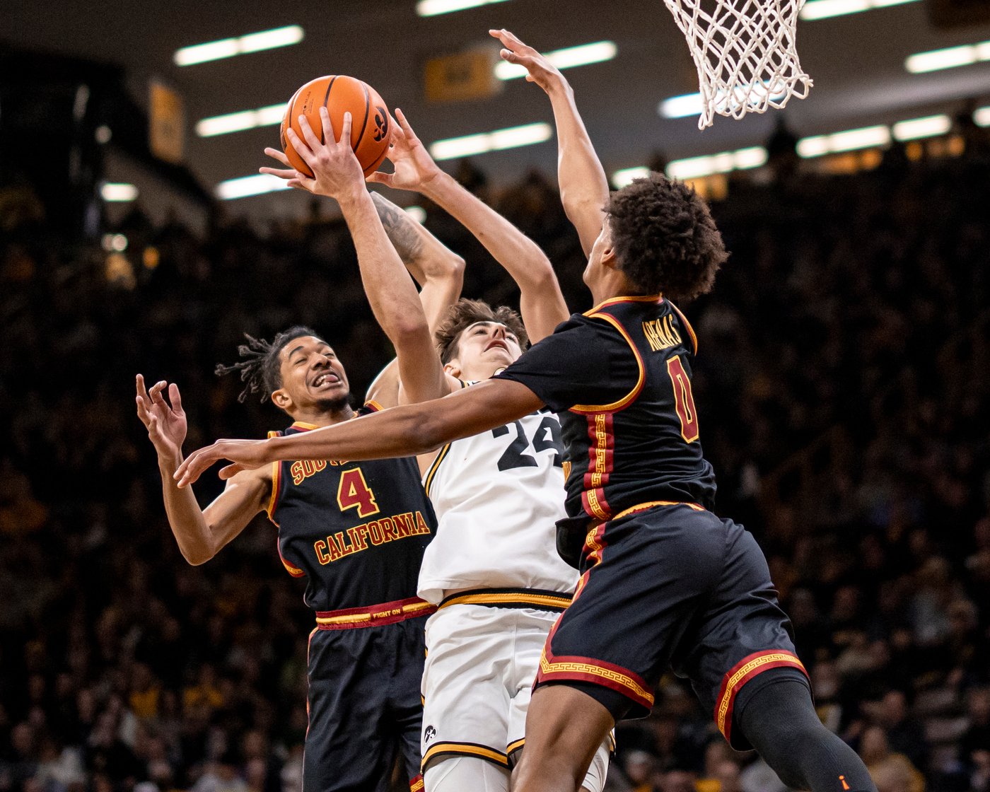 Bennett Stirtz scores 20 points, makes two clutch free throws as Iowa survives against USC, 73-72 | iNFOnews.ca