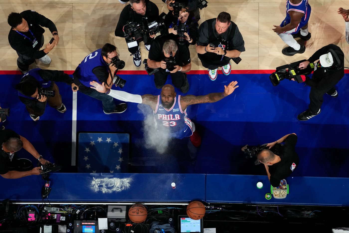 Trump blasts 76ers star LeBron James as 'disgrace' for not standing still during national anthem | iNFOnews.ca Trump blasts 76ers star LeBron James as 'disgrace' for not standing still during national anthem | iNFOnews.ca
