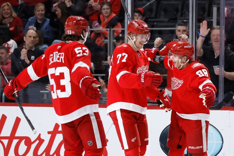 Larkin's hat trick, Seider's career night lead Red Wings to crucial win over Flyers, 6-2 | iNFOnews.ca
