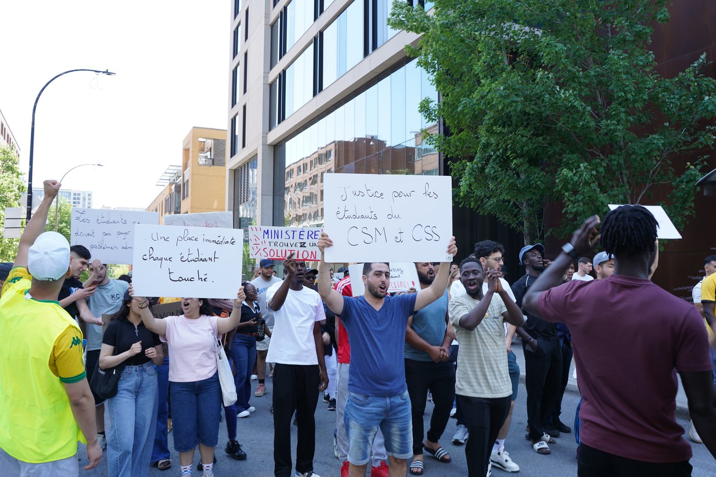Students protest closure of Montreal college after provincial permit suspension | iNFOnews.ca Students protest closure of Montreal college after provincial permit suspension | iNFOnews.ca