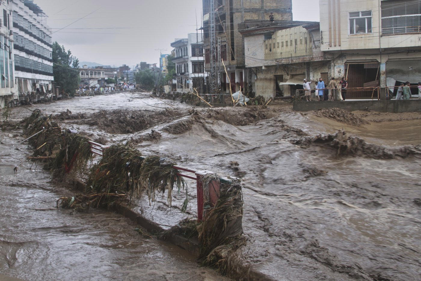 Photos of mourners and searches for the missing from flash floods in Pakistan and India | iNFOnews.ca