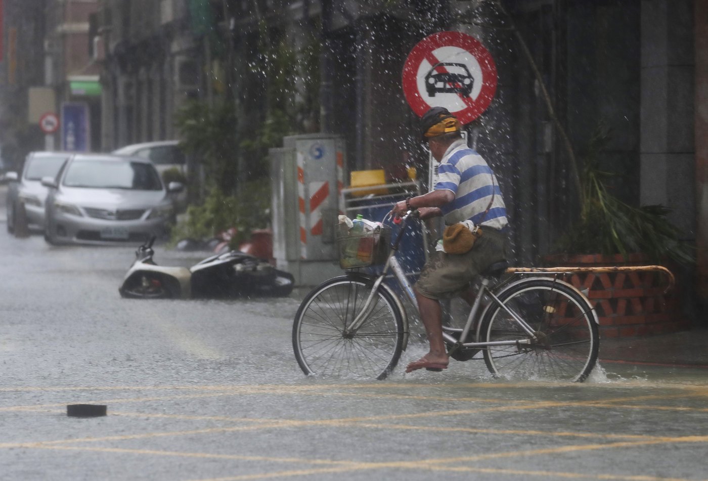 Typhoon Krathon makes landfall in Taiwan, packing fierce winds and torrential rain | iNFOnews.ca Typhoon Krathon makes landfall in Taiwan, packing fierce winds and torrential rain | iNFOnews.ca