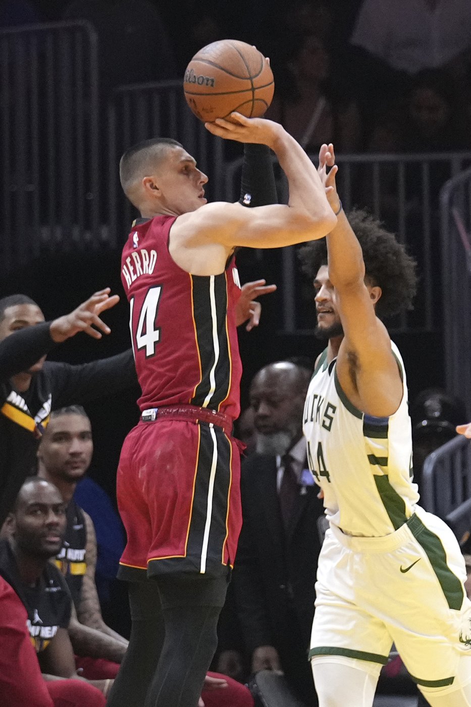 Lillard scores 37 points and Giannis-less Bucks hold off Heat 106-103 to move to 3-0 in Cup play | iNFOnews.ca