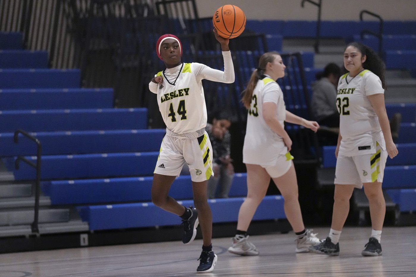 One-armed basketball player makes women's Division III history with basket | iNFOnews.ca One-armed basketball player makes women's Division III history with basket | iNFOnews.ca