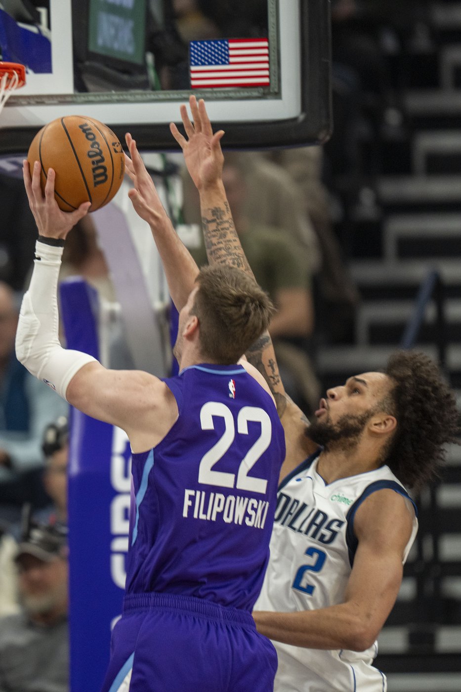 John Collins scores on a late dunk to lift Jazz past Mavericks for 1st home victory | iNFOnews.ca John Collins scores on a late dunk to lift Jazz past Mavericks for 1st home victory | iNFOnews.ca