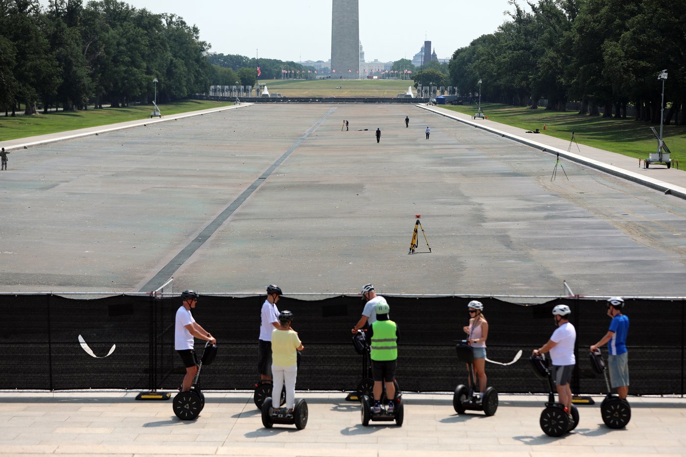 Drained Reflecting Pool reveals Trump's 'American flag blue' liner is now closer to gray | iNFOnews.ca